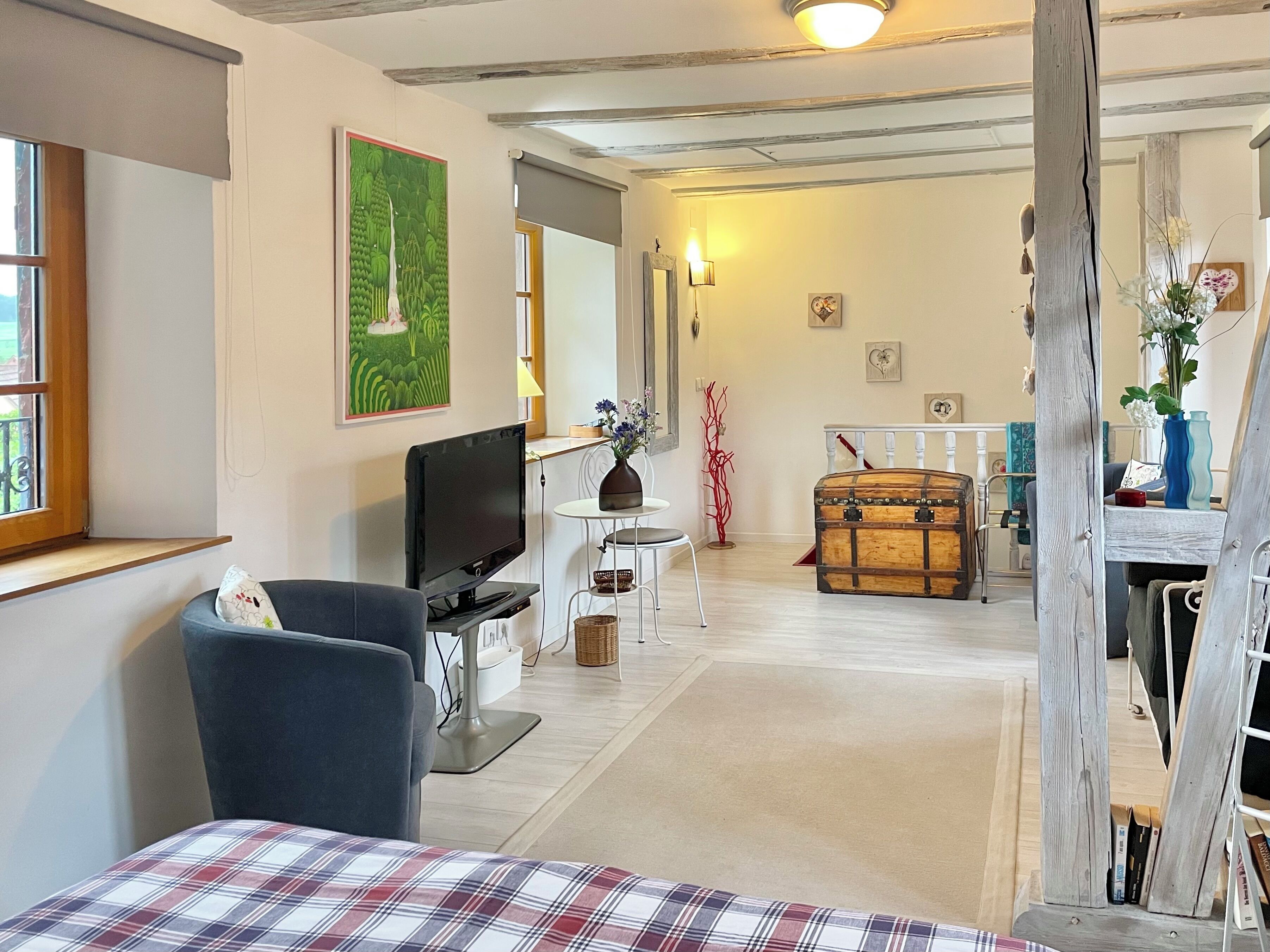1 slaapkamer, een bureau, een strijkplank/strijkijzer, reisbedje