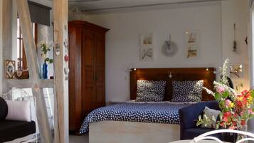 1 slaapkamer, een bureau, een strijkplank/strijkijzer, reisbedje