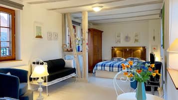 1 slaapkamer, een bureau, een strijkplank/strijkijzer, reisbedje