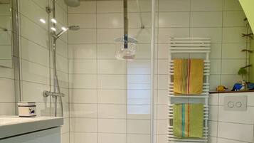 Douche, sèche-cheveux, serviettes fournies, savon