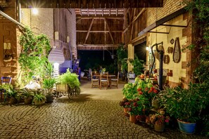 Outdoor dining - Adorable little typical Alsatian house, free wifi (Mietesheim)