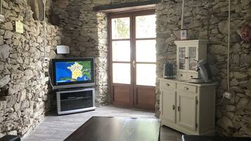 Televisie, een dvd-speler, boeken en een filmbibliotheek