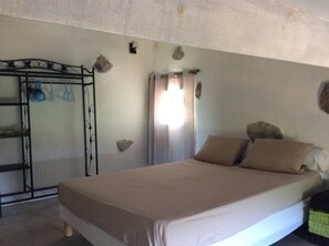 3 makuuhuonetta, silitysrauta/-lauta, vuodevaatteet