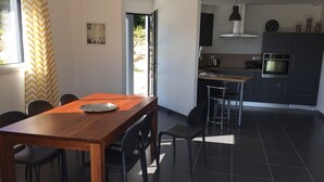 Una cocina moderna con zona de comedor.