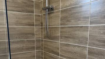 Douche, sèche-cheveux, bidet, serviettes fournies