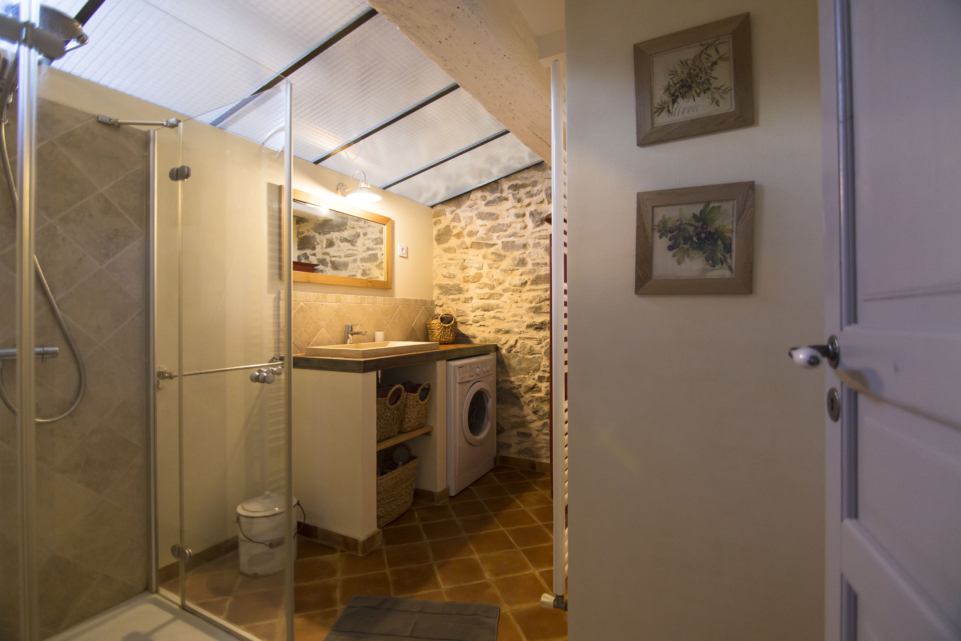 Douche, serviettes fournies