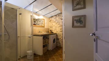 Douche, serviettes fournies