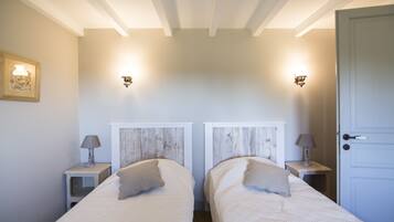 2 slaapkamers, een strijkplank/strijkijzer, gratis wifi, beddengoed