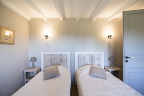 2 عدّة غرف نوم ومكواة/لوح كي وواي فاي مجانًا وملاءات أسرّة