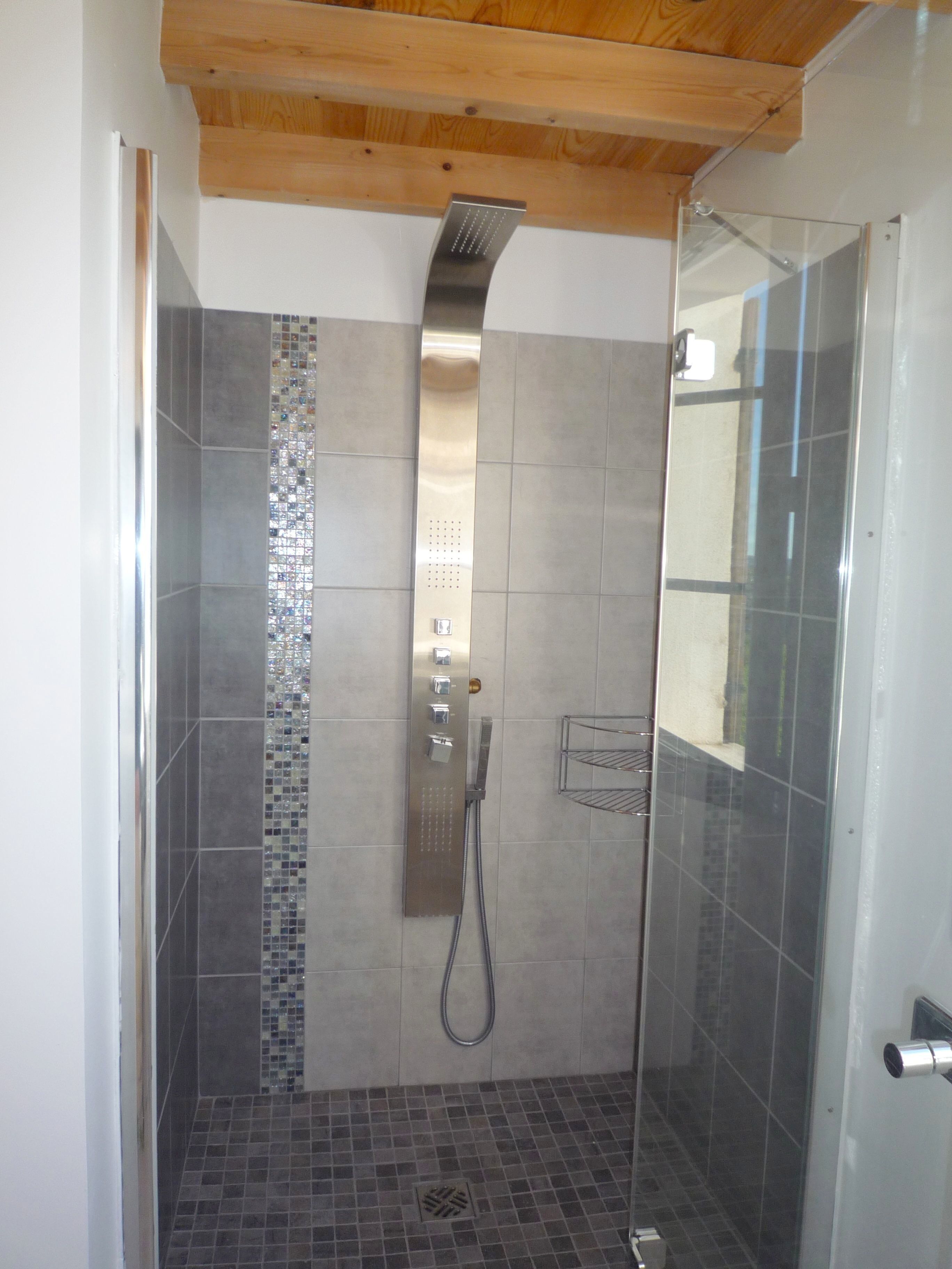 Douche, sèche-cheveux, serviettes fournies, savon