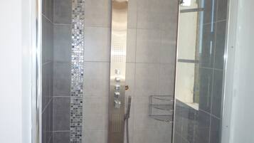 Douche, sèche-cheveux, serviettes fournies, savon