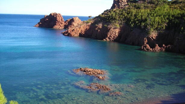 A coastal landscape with clear turquoise water, rocky formations, and a beach. - Country cottage fully furnished, in private property, quiet. (Draguignan)