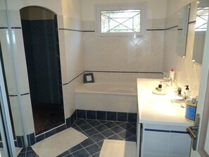 Combined shower/bathtub, hair dryer, towels, toilet paper - Villa + absolute calm swimming pool in Châteauneuf de Gadagne Vaucluse (Châteauneuf-De-Gadagne)