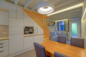 Interior - Redecorated in '24 ideally located by a canal w/ private courtyard and Fast WIFI (Venice)