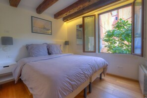 2 bedrooms, desk, iron/ironing board, travel cot - Redecorated in '24 ideally located by a canal w/ private courtyard and Fast WIFI (Venice)