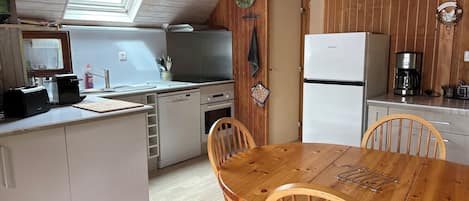 Wasserkocher mit Kaffee-/Teezubehör, Kühlschrank, Mikrowelle, Ofen