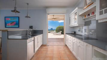 Réfrigérateur, four, lave-vaisselle, cafetiÚre/bouilloire