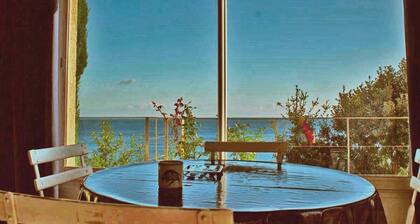Villa sleeps 4, facing the sea in an exceptional quiet nature