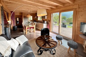 Smart TV, chimenea, libros y estéreo 