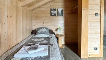 3 quartos, ferros/tábuas de passar roupa, berço de viagem