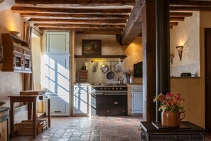 Fridge, microwave, oven, stovetop - The Cottage, Farmhouse in the heart of Norman Vexin (Dampsmesnil)