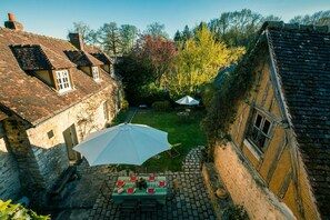 Outdoor dining - The Cottage, Farmhouse in the heart of Norman Vexin (Dampsmesnil)