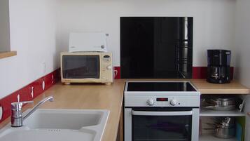 JÀÀkaappi, mikroaaltouuni, uuni, liesi