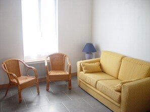 TV, DVD player - Old renovated fisherman's house in the Pays de Fort Boyard, near the sea (Port-Des-Barques)