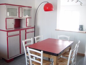 Dining - Old renovated fisherman's house in the Pays de Fort Boyard, near the sea (Port-Des-Barques)