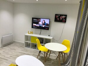 2 bedrooms, desk, soundproofing, iron/ironing board - ★ Your Place in LH ★ (Le Havre)