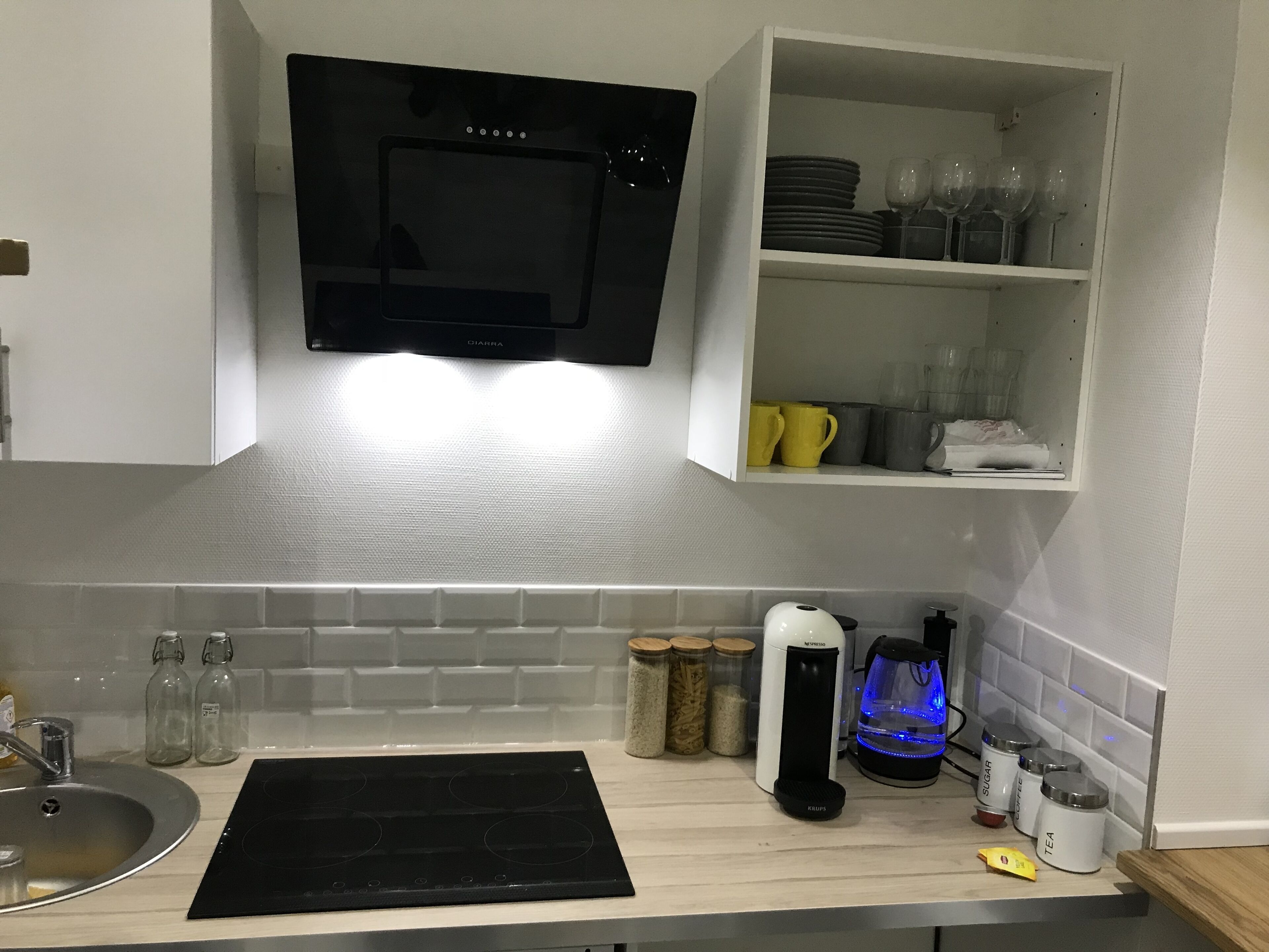 Een koelkast, een microgolfoven, een oven, een kookplaat