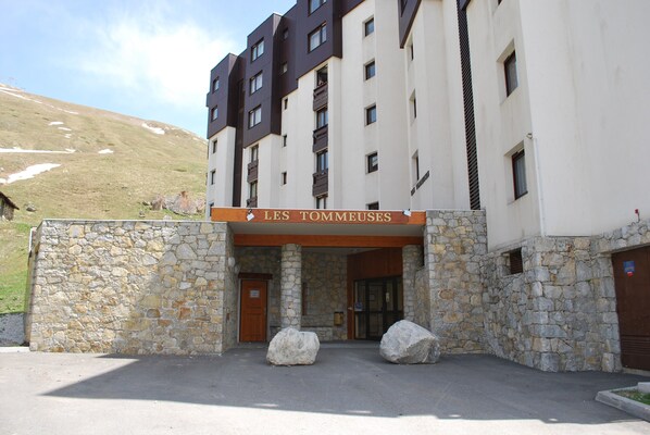 Un bâtiment à la façade en pierre, sur lequel on peut lire l’inscription « LES TOMMEUSES ».