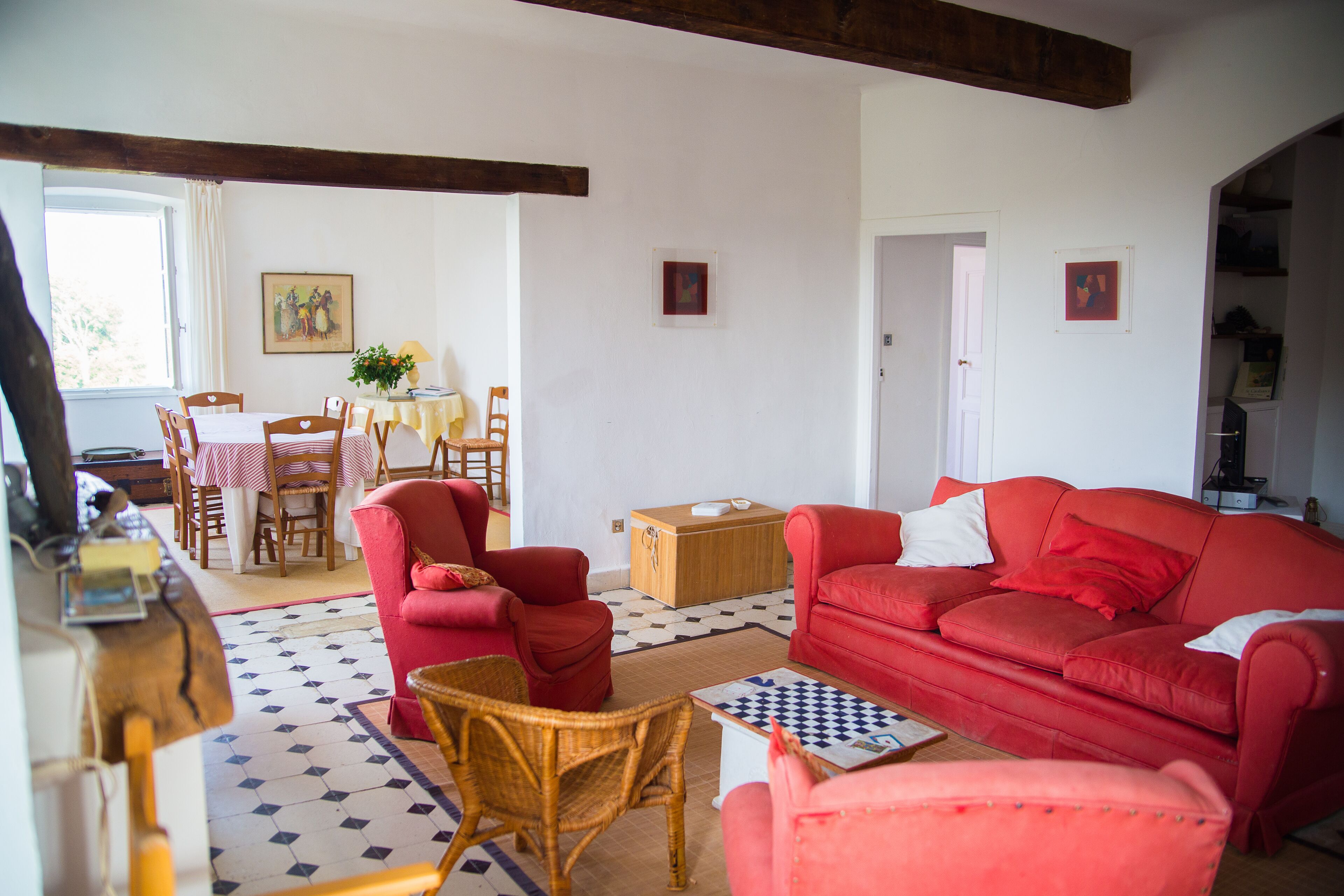 Fernseher, Kamin, DVD-Player, Bücher