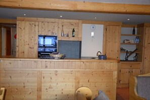 Fridge, microwave, oven, stovetop - Apartment 85 M2 3 bedrooms 2 bathrooms 50M2 terrace facing South at the foot of the slopes (Mont-de-Lans)