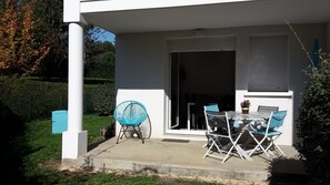 Outdoor dining - Lovely T2 ground-floor apartment with all comforts. Design, secure-pool- private parking.  (Cambo-Les-Bains)