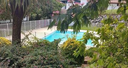 T2 - 40 m2 stehend, Design, gesicherter Pool und privater Parkplatz, Grundstück mit Garten