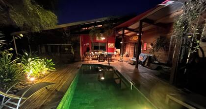 Villa d'architecte classée 4* ouverte sur la piscine et le jardin luxuriant