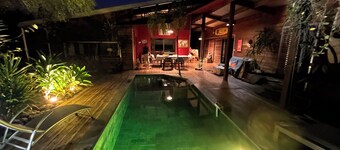 Villa åbent moderne arkitekt af poolen og den frodige have