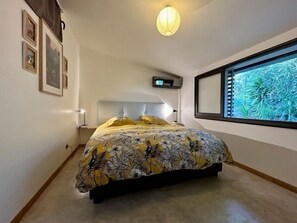 4 habitaciones, tabla de planchar con plancha y cuna de viaje 
