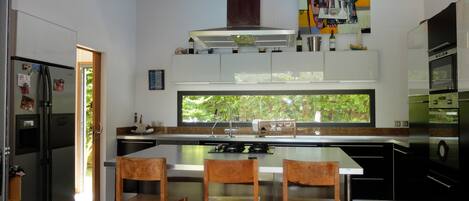 Frigorífico, microondas, horno y placa de cocina