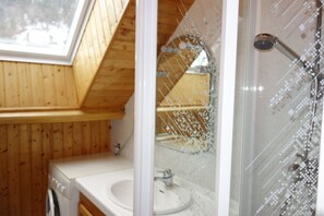 Shower, hair dryer, toilet paper - Apartment *** in chalet -WIFI private parking (Cauterets)