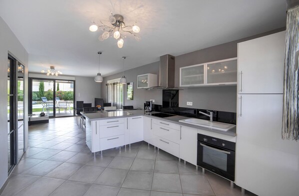 Kjøleskap, mikrobølgeovn, ovn og kokeplater