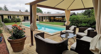 Detached villa with park and private pool. Collect your boiled eggs