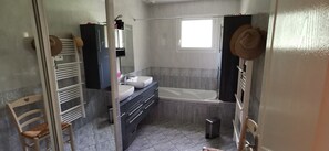 Baignoire, séchoir à cheveux, serviettes fournies