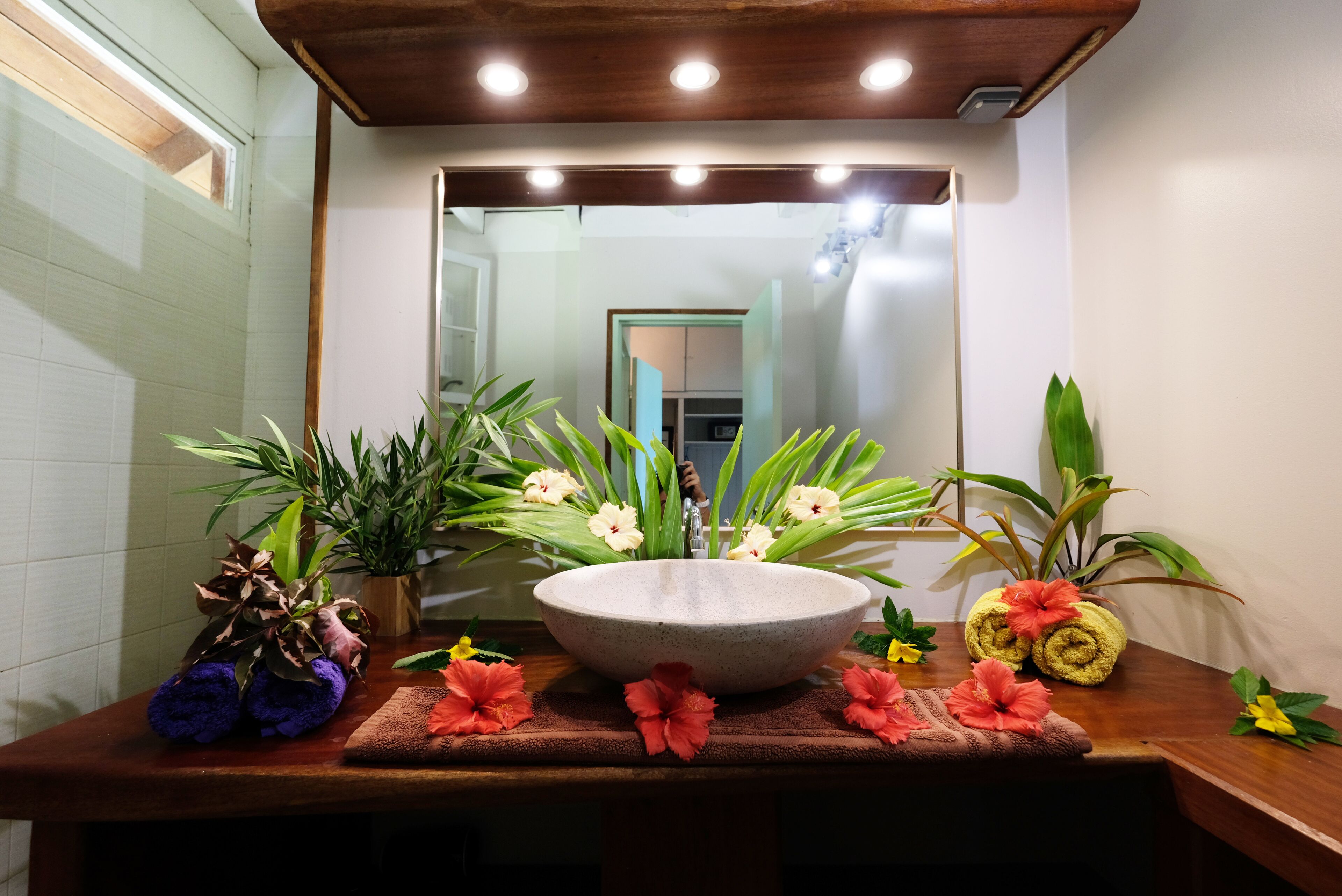 Salle de bain N°01, avec douche, wc, lavabo