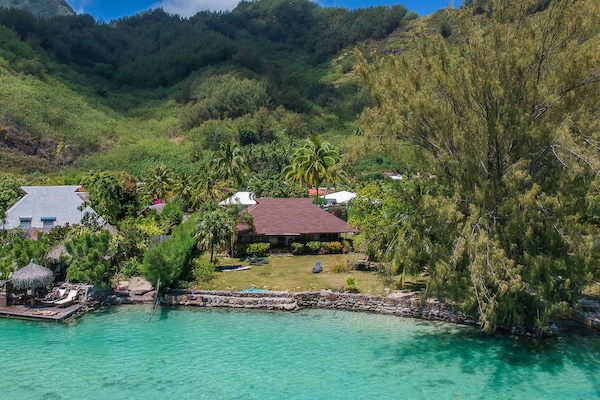 La villa vue du ciel depuis le lagon