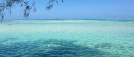 Una spiaggia nelle vicinanze, lettini da mare, teli da spiaggia