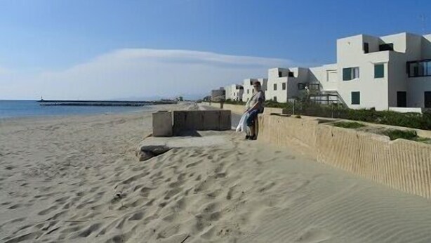 A beachside hotel with modern architecture, a sandy beach, and a clear blue sky. - GROUND FLOOR DIRECT ACCESS BEACH 'uncrowded' Gde Terrace (Le Barcarès)