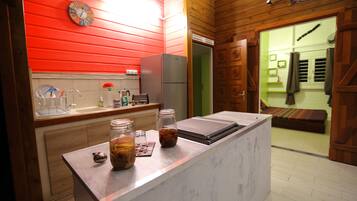 Jääkaappi, mikroaaltouuni, uuni, kahvin-/teenkeitin