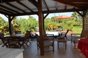 Outdoor dining - COMFORT, NATURE AND GREAT SPACES (Les Abymes)